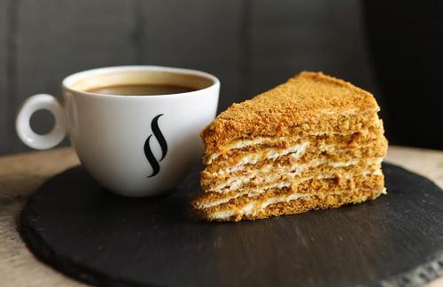 Сет с медовиком и американо за 7,25р от "Paragraph Coffee" в Пинске